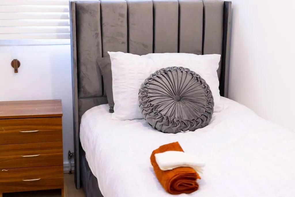 Апартаменты Beautiful 3 Bed House Next To Westfield Лондон