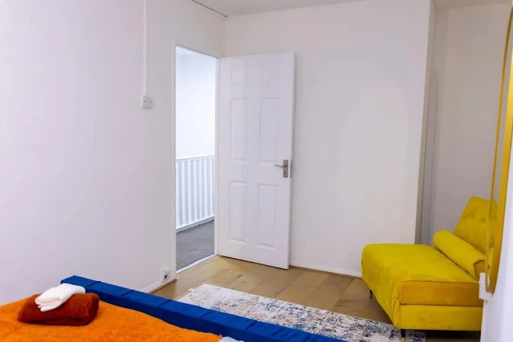 Апартаменты Beautiful 3 Bed House Next To Westfield Лондон